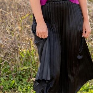 Chic Black Pleated Skirt